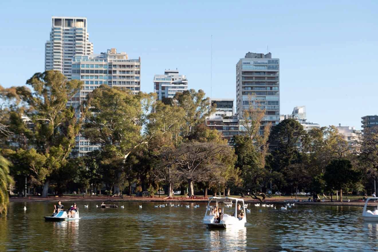 A lake with boats in the middle of Buenos Aires