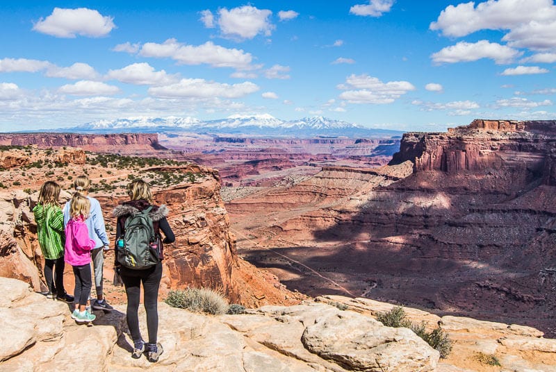 family looking at canyon views